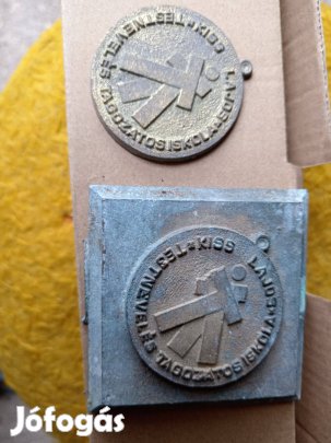 Sárgarez plaket retro