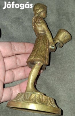 Sárgaréz vízhordó lány