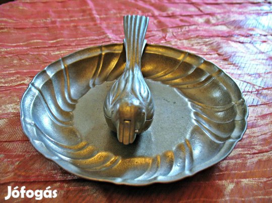 Sárgaréztál, sárgaréz-madár diótörővel