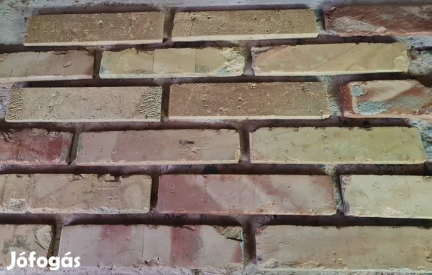 Sárgás árnyalatú külső rusztikus szeletelt tégla, tisztított. 