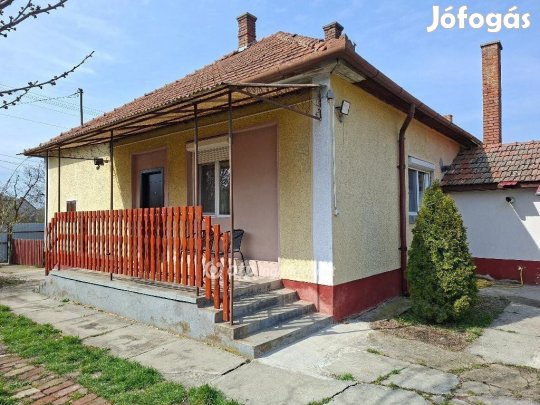 Sarkad teleki részén felújított kockaház eladó!