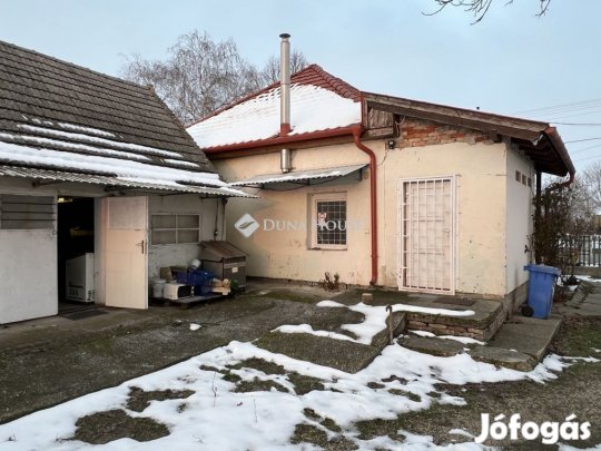 Sárkeresztúr, Dózsa György úton vendéglátóhely/családiház