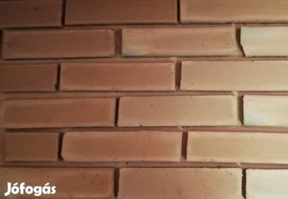 Sarkos egyenlő méretű szeletelt tégla.