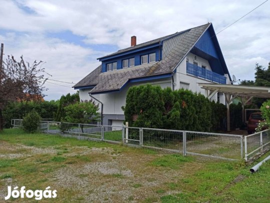 Sármelléken azonnal birtokbavehető 2 generációs ház eladó