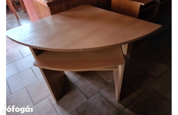 Sarok Iró - Számitógépasztal