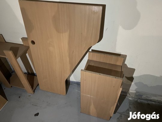 Sarok íróasztal darabokban
