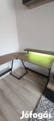 Sarok íróasztal led világítással