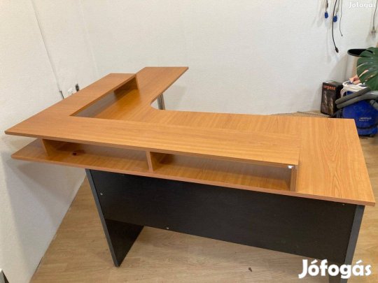 Sarok irodai asztal monitor emelő állvánnyal eladó