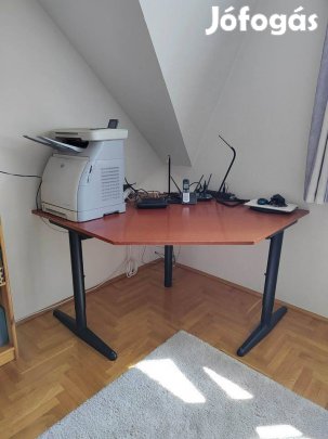 Sarok számítógépasztal, fém ~ állítható magasságú lábakkal