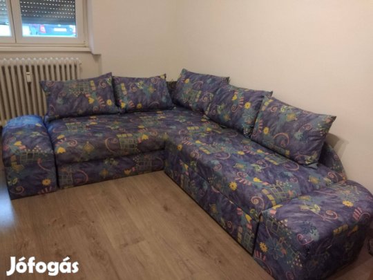 Sarokgarnitúra díszpárnával