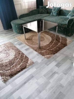 Sarokkanapé, asztal, szőnyeg