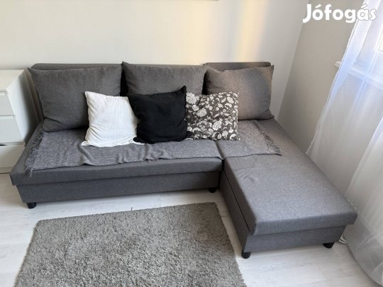 Sarokkanapé ágynemű tartóval