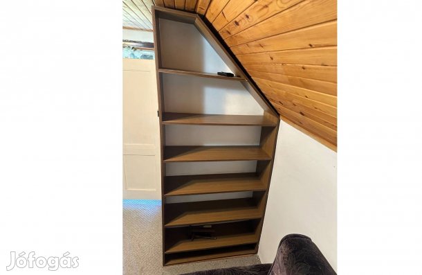 Sarokpolc könyveknek és apró tárgyaknak