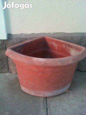 Sarokra helyezhető műanyag cserép Xl.ker 