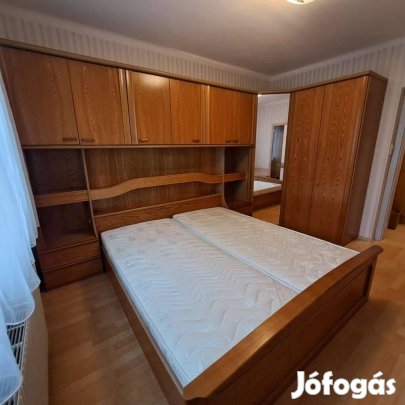Sarokszekrény ággyal, szekrény, ágy ágyráccsal és matraccal