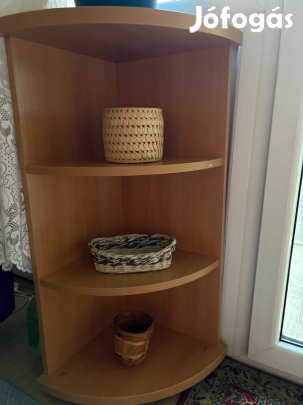 Sarokszekrény és kisasztal