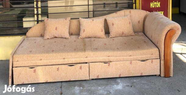 Saroktámlás kanapé