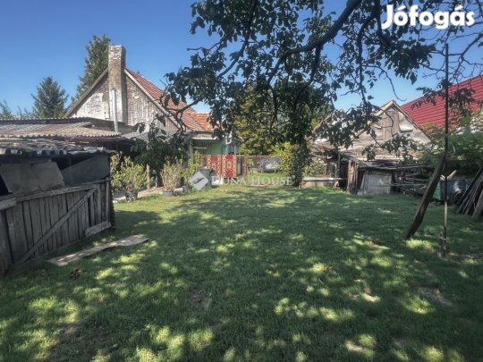 Sárosd csendes részén 80 nm-es családiház eladó