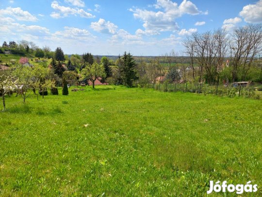 Sárvár-Hegyközségben egyedi, panorámás telek eladó