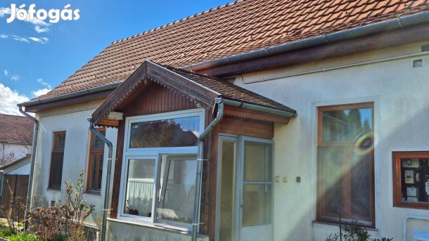 Sárvár belvárosában, költözhető földszinti lakás