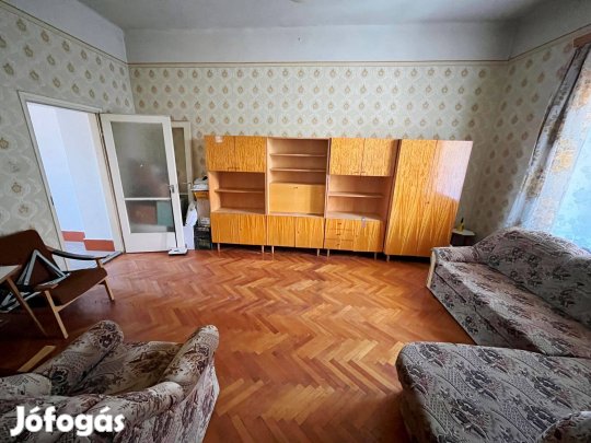 Sárvár központjában I. emeleti lakás eladó!