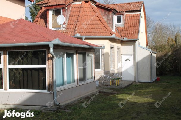 Sárváron eladó egy családiház, volt vendéglő, most munkásszállás