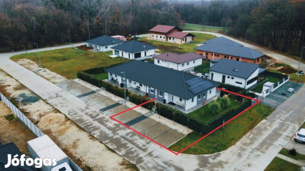 Sárváron eladó újszerű társasházi lakás