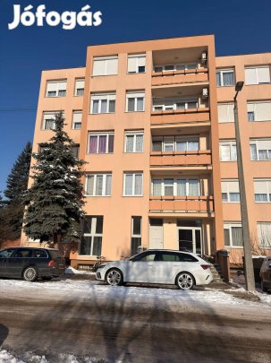 Sárváron jó állapotú, azonnal beköltözhető lakás eladó