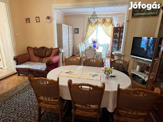 Sárváron nappali+ 3 szobás lakás garázsokkal eladó!