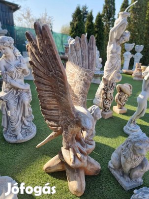 Sas szobor álló szárnyakkal