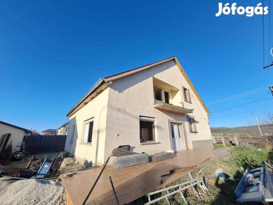 Sásdon családi ház nagy garázzsal eladó