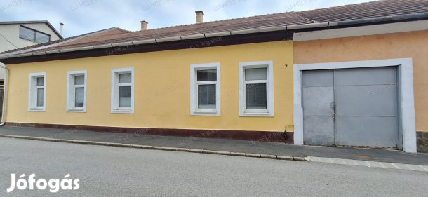 Sátoraljaújhely belvárosában  felújítandó, utcafronti, 3 szobás
