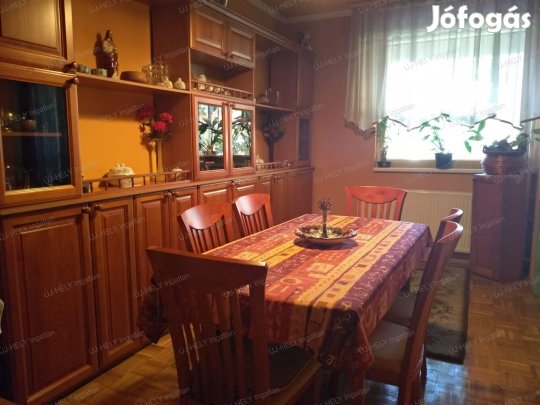 Sátoraljaújhely településen 1.emeleti 2,5 szobás lakás eladó