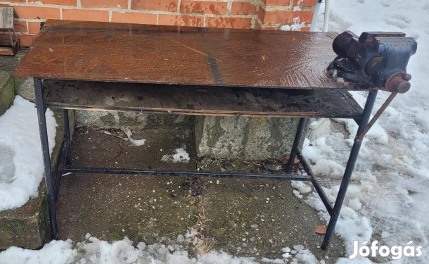 Satu házilag készített asztallal