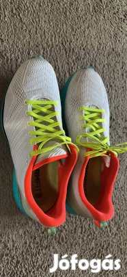 Saucony Endorphin Shift futócipő 