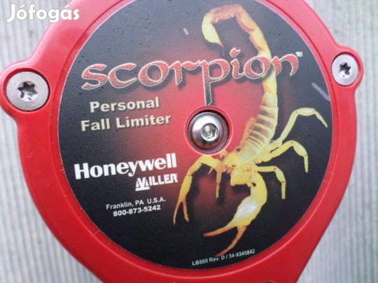 Scorpion zuhanásgátló hevederrel