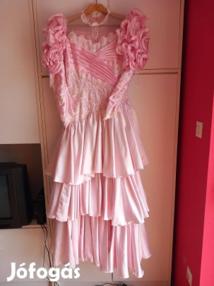 Selyem gazdagon hímzett és gyöngyözött koszorúslány ruha