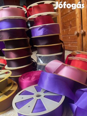 Selyem szalagok nagy mennyiségben