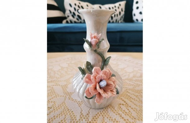 Selyemfényű porcelán váza pasztell színű virágokkal