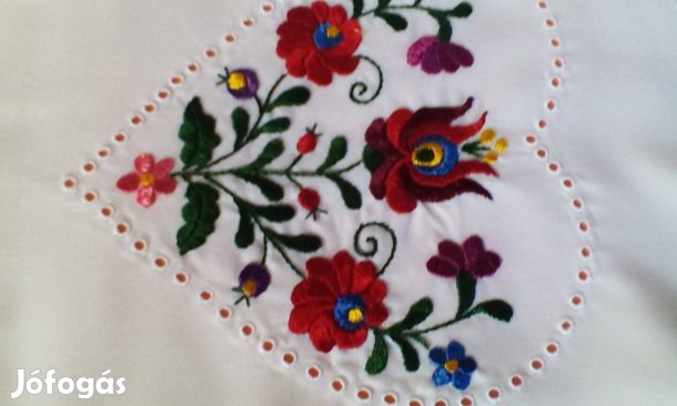 Selyemmmel hímzett ,szélén horgolt terítő 65*40