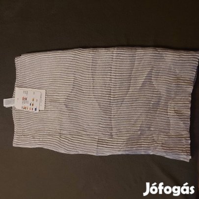 Selymes anyagú, női sál, címkével  