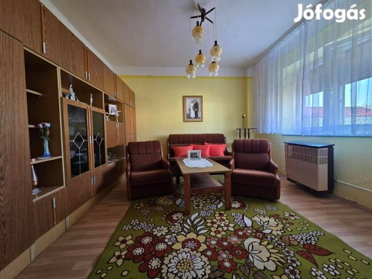 Sényő központjában családi ház eladó!