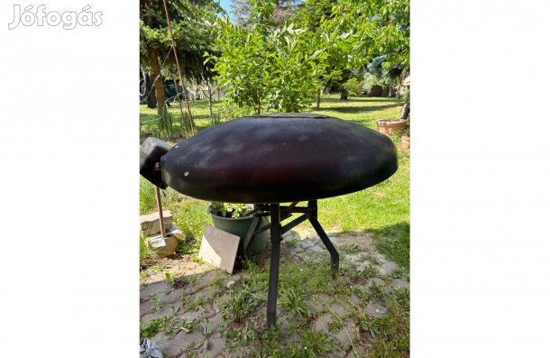 Sérült, kerti vízmelegítő tartály