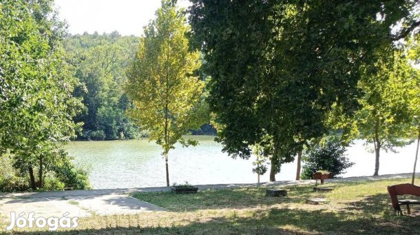 Sikondán panorámás vízparti telek