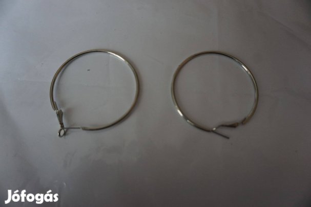 Sima, fényesre csiszolt bedugós fém karika fülbevaló eladó, kislánynak