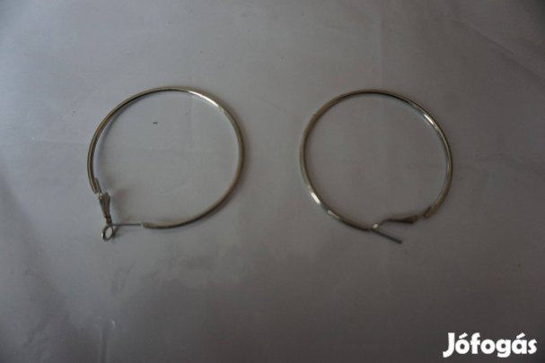 Sima, fényesre csiszolt karika fülbevaló fémötvözetből eladó
