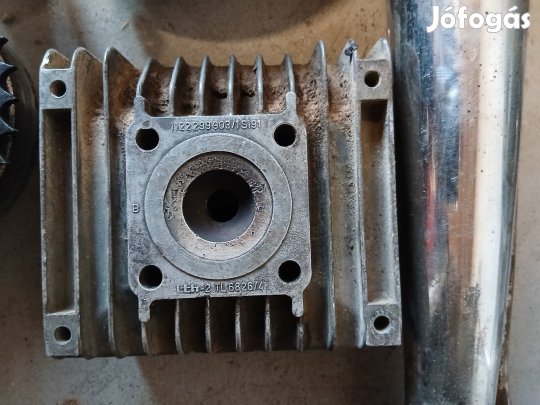 Simson alkatrészek eladók.