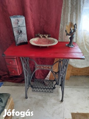 Singer restaurált varrógép asztal loft vintage.