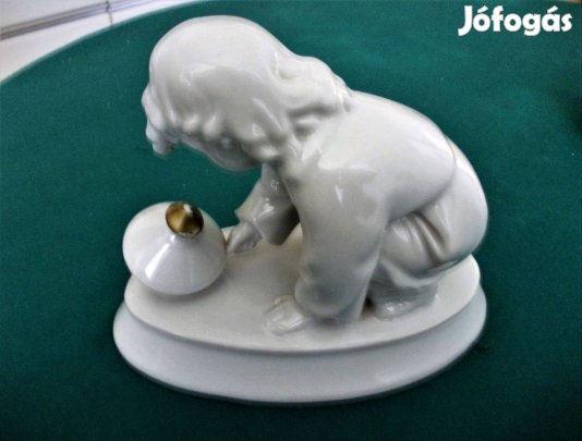 Sinkó tervezte porcelán gyerek búgócsigával, Zsolnay