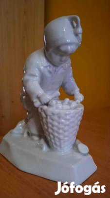 Sinkó tervezte rőzsegyűjtő gyerek, Zsolnay porcelán fehér mázas